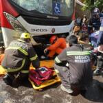 Motociclista é arrastada e fica presa embaixo de ônibus em acidente na Avenida Marechal Deodoro