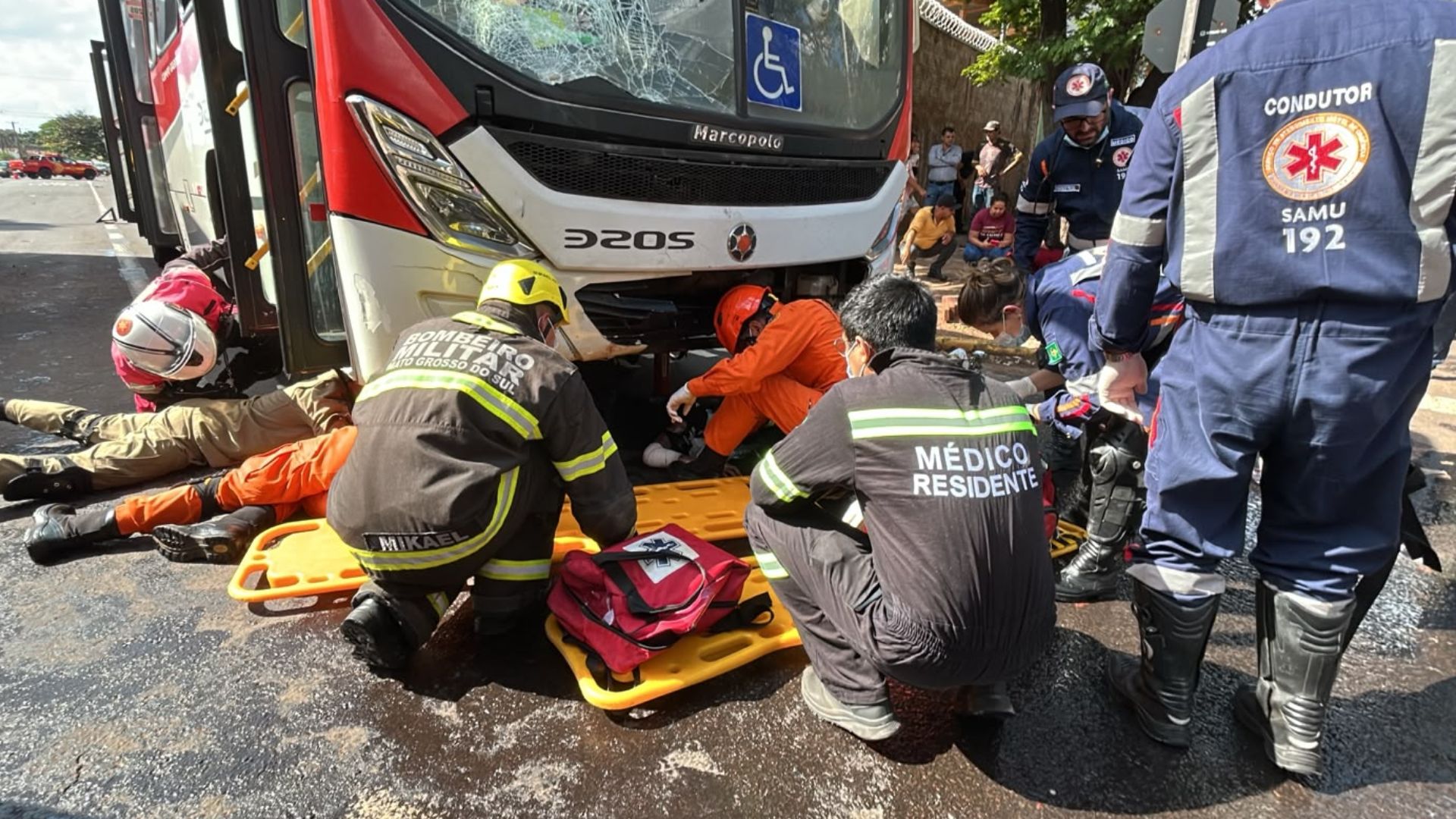 Motociclista é arrastada e fica presa embaixo de ônibus em acidente na Avenida Marechal Deodoro