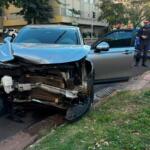 Carro tem a frente destruída após motorista furar sinal e provocar batida em Campo Grande 