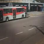 Vídeo mostra motociclista sendo arrastada por ônibus na Avenida Marechal Deodoro
