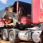 VÍDEO: Colisão entre carretas deixa carga de grãos espalhados às margens da BR-163 em Jaraguari