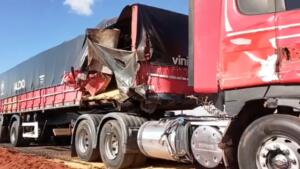 VÍDEO: Colisão entre carretas deixa carga de grãos espalhada às margens da BR-163 em Jaraguari