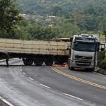 Carreta perde tração, provoca batida e trava trecho da BR-262 em Camapuã
