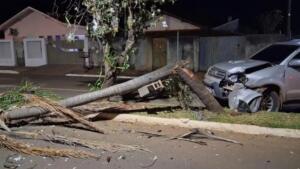 Motorista perde controle da direção e derruba coqueiro na Avenida Mato Grosso em Bataguassu