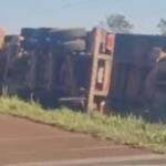 VÍDEO: Bitrem carregado com milho tomba na BR-060 em Campo Grande