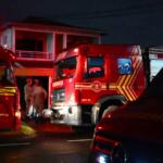 Curto-circuito causa incêndio que destrói quarto de casa na Rua Amazonas