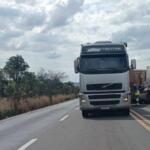 Passageira fica ferida em colisão envolvendo duas carretas na BR-163