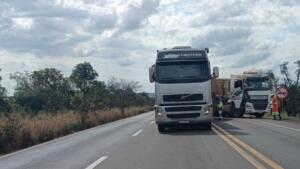 Passageira fica ferida em colisão envolvendo duas carretas na BR-163