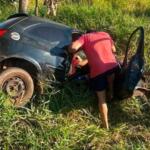 VÍDEO: aparentando embriaguez, motorista perde controle de carro e para em vala na BR-262