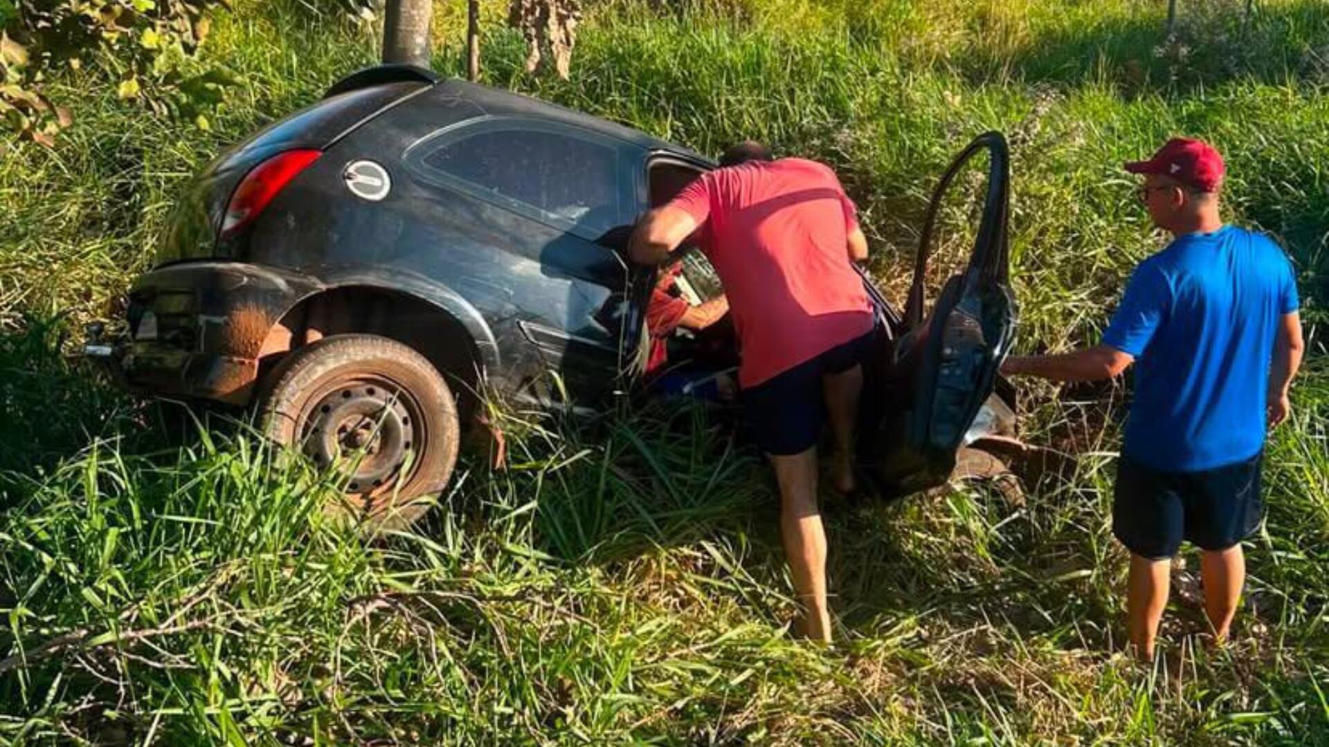 VÍDEO: aparentando embriaguez, motorista perde controle de carro e para em vala na BR-262