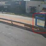 VÍDEO: Com tornozeleira, dupla armada assalta mulheres em ponto de ônibus no bairro Amambaí
