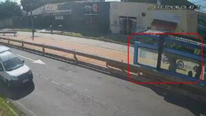 VÍDEO: Com tornozeleira, dupla armada assalta mulheres em ponto de ônibus no bairro Amambaí