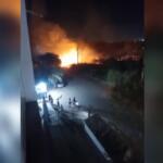 VÍDEO: incêndio de grande proporção consome área verde em frente a condomínio no Tijuca