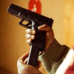 Ao tentar limpar arma, homem dispara contra si no bairro José Abrão