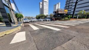 Em menos de 24 horas, cratera aberta após tempestade na Rua Bahia com Afonso Pena é fechada