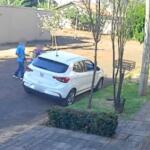 VÍDEO: Motorista de aplicativo tem carro roubado por dupla armada na Vila Planalto