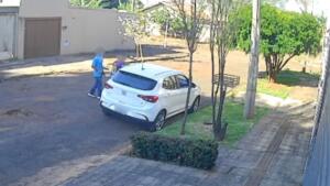 VÍDEO: Motorista de aplicativo tem carro roubado por dupla armada na Vila Planalto