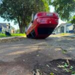 Carro capota ao desviar de buraco e atinge veículo estacionado no Jockey Club