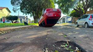 Carro capota ao desviar de buraco e atinge veículo estacionado no Jockey Club