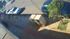 VÍDEO: Suspeito é flagrado furtando carro em apenas 30 segundos no Centro de Campo Grande