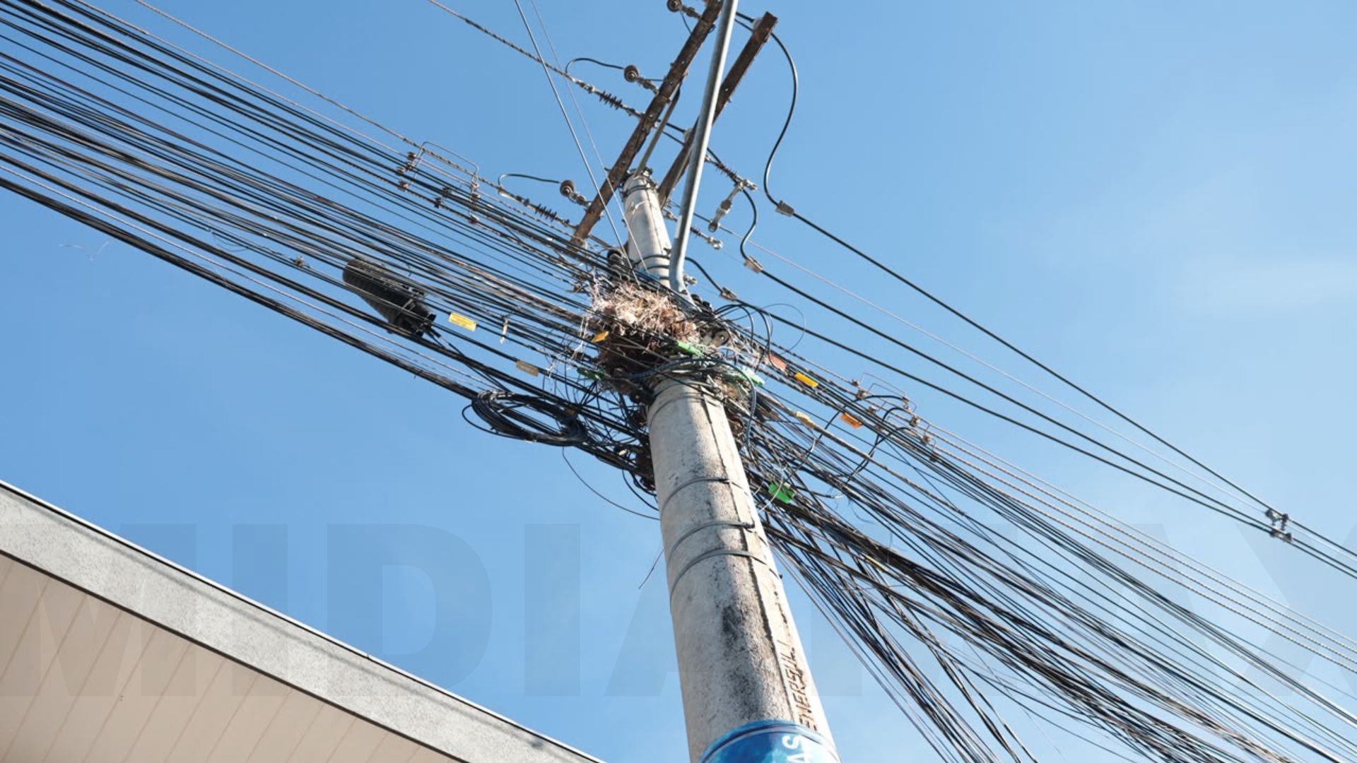Sem energia, comerciantes somam prejuízos na Bandeiras, onde caminhão derrubou dois postes
