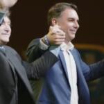 Ao lado de Milei, Flávio Bolsonaro critica Alexandre de Moraes em convenção do PL