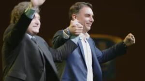 Ao lado de Milei, Flávio Bolsonaro critica Alexandre de Moraes em convenção do PL