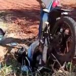 Homem cai em bueiro e moto fica com rodas para cima: ‘PM passou do lado e não parou’