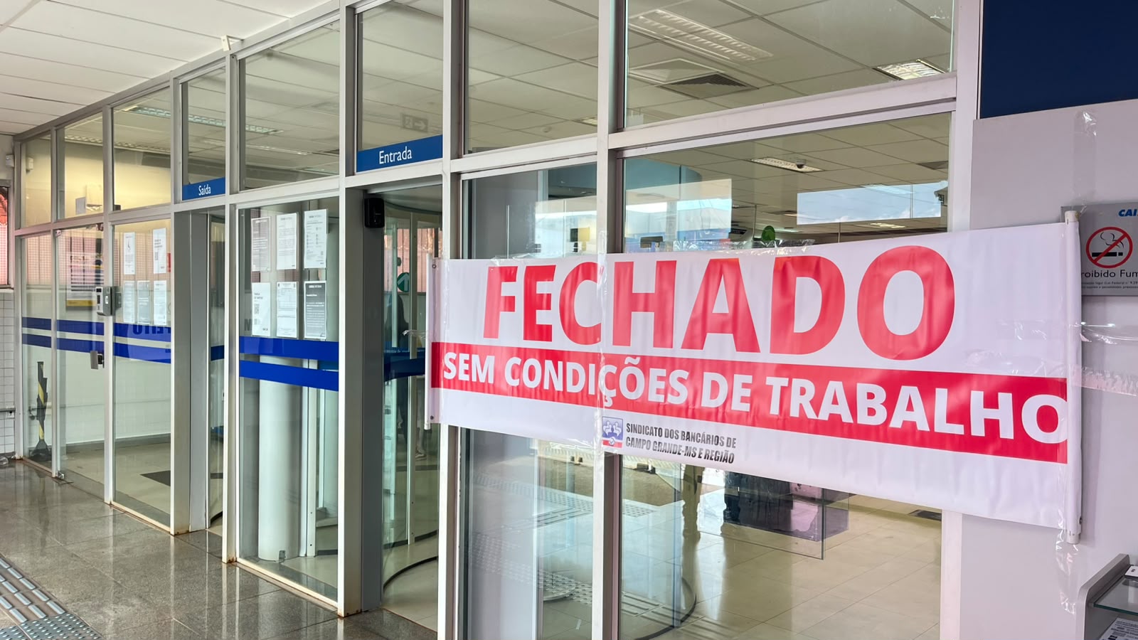 Agência da Caixa Econômica em Sidrolândia fecha em protesto pela falta de funcionários Agência da Caixa Econômica em Sidrolândia fecha em protesto pela falta de funcionários