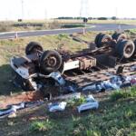 Caminhoneiro morre esmagado após caminhão capotar em curva na BR-163