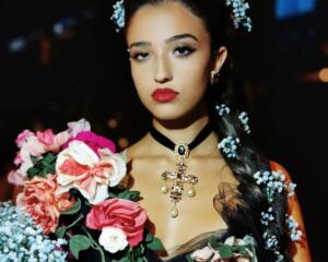 Filha de Monica Bellucci e Vicent Cassel estreia nas passarelas abrindo desfile de alta-moda da Dolce & Gabbana
