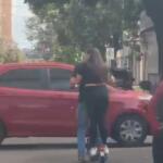 VÍDEO: casal é flagrado compartilhando patinete e ‘furando’ o semáforo no Centro