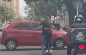 VÍDEO: casal é flagrado compartilhando patinete e ‘furando’ o semáforo no Centro