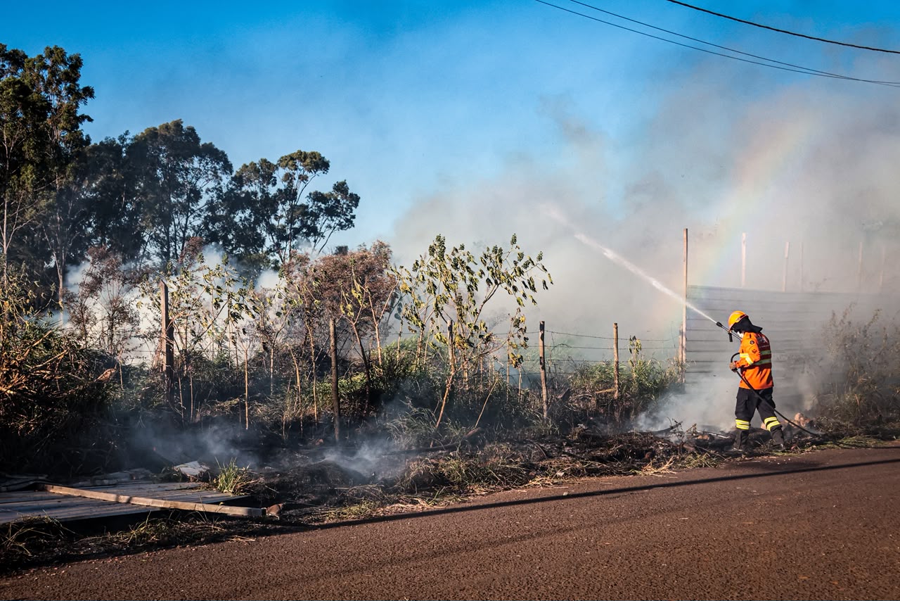 Incêndio de grandes proporções provoca prejuízos e cobre bairro de fumaça em Campo Grande