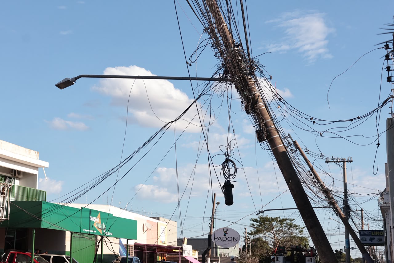 Caminhoneiro foge após arrastar fios e derrubar postes na Avenida das Bandeiras