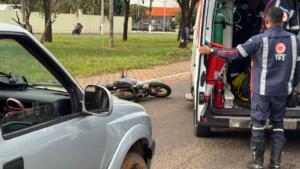 Caminhonete atinge motociclista na frente de equipe do Samu em Campo Grande