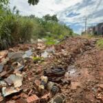 Entulhos transformam rua em lixão a céu aberto na Vila Moema