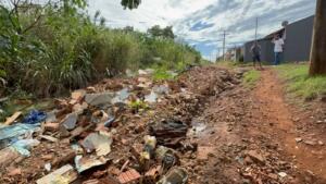 Pior rua da cidade? Entulhos transformam via em lixão a céu aberto na Vila Moema