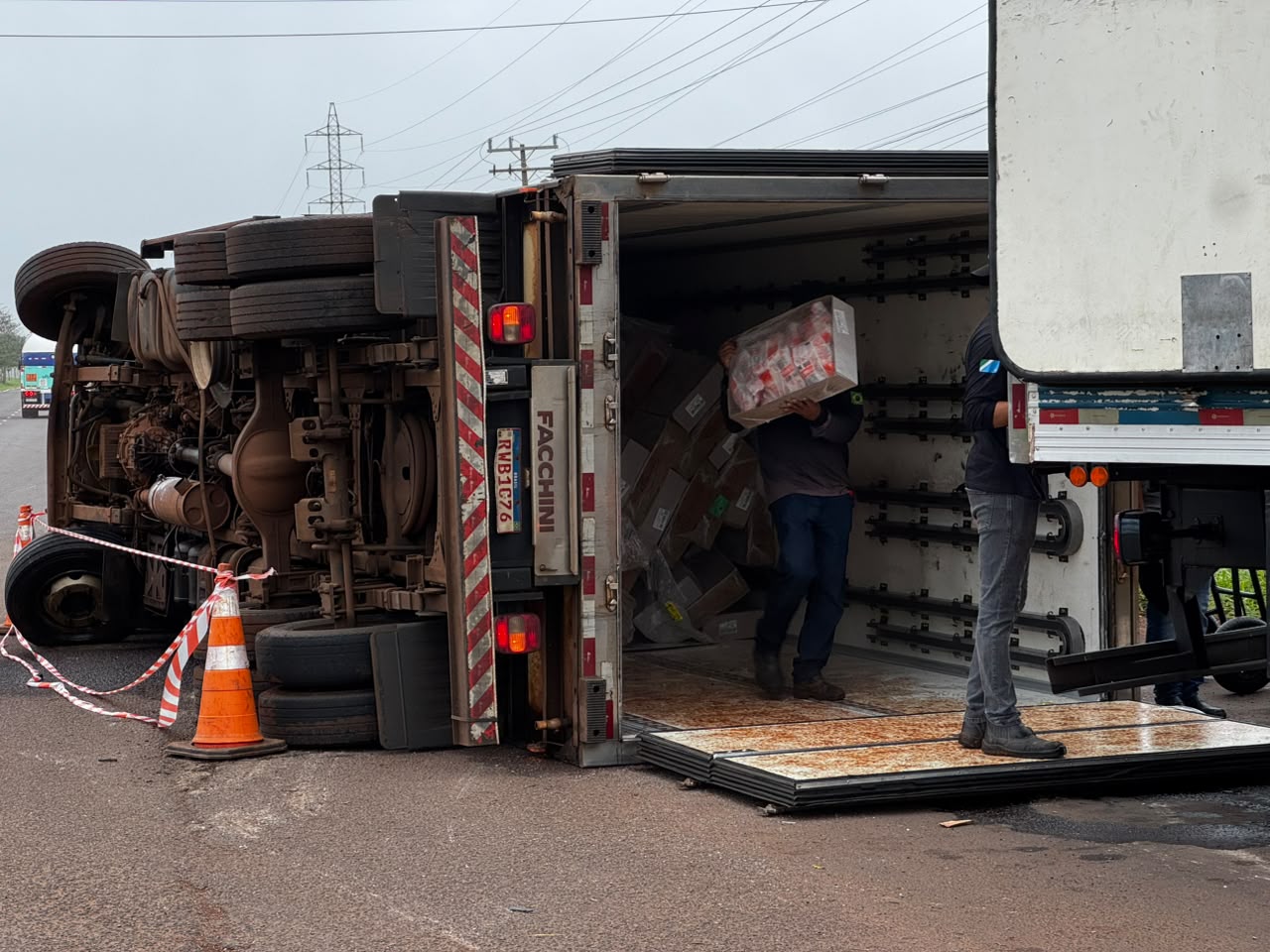 Caminhoneiro tomba com carga de carne em rotatória no Núcleo Industrial