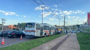 Acidente com carros e ônibus provoca tumulto na Avenida Gury Marques 