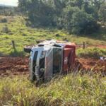 Ambulância capota na MS-040 e vai parar em barranco após pneu estourar
