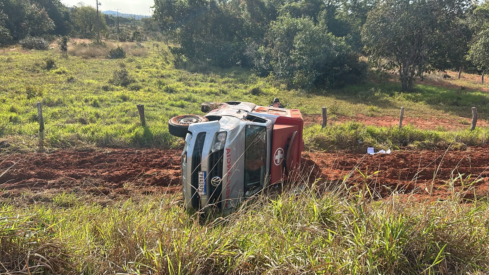 Ambulância capota na MS-040 e vai parar em barranco após pneu estourar