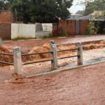 Córrego Bálsamo transborda e alaga principais vias do Santo Eugênio