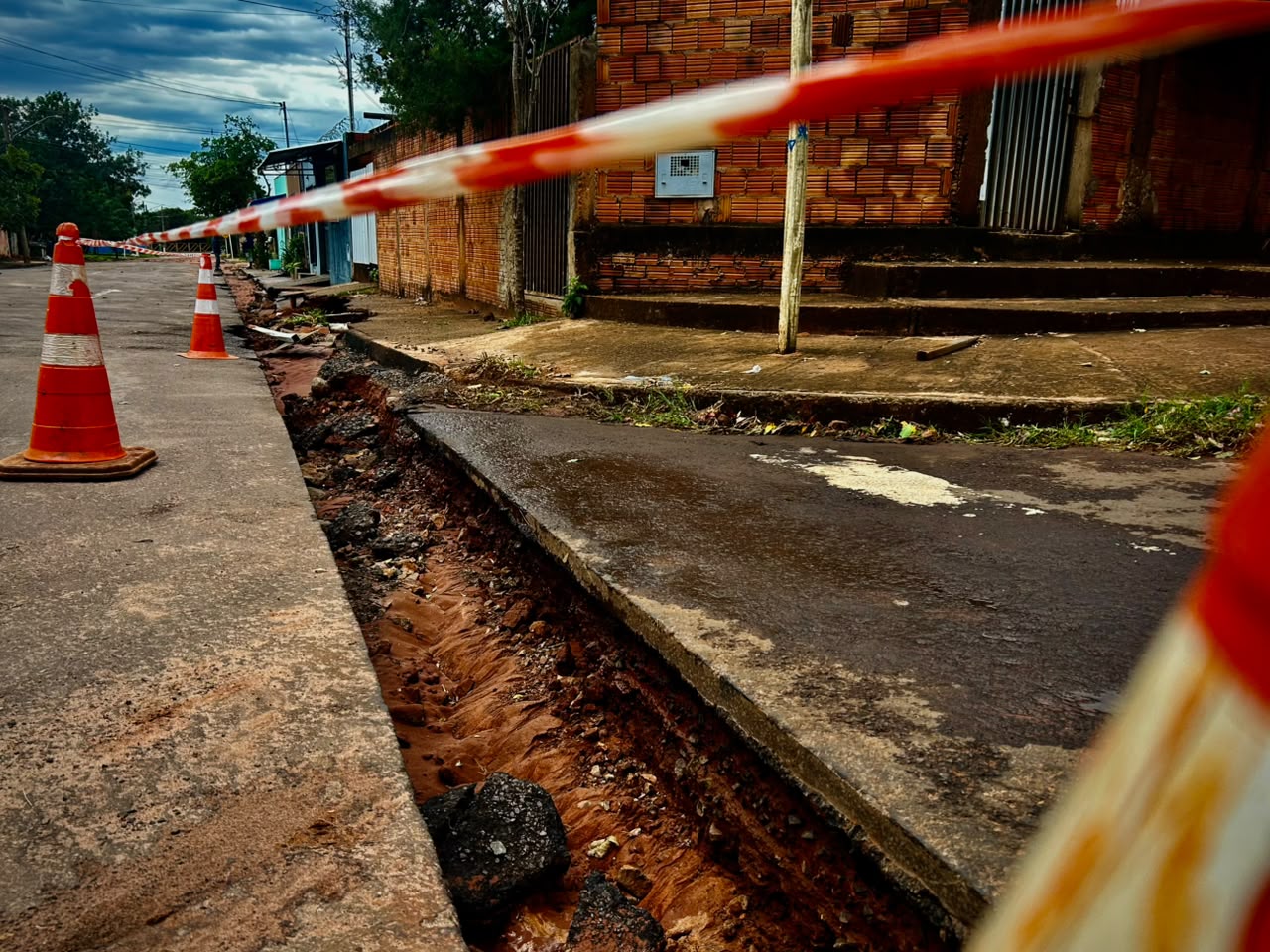 Chuva carrega aterro de obra e abre vala de 70 metros no Nova Lima