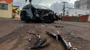 Carro avança preferencial e atinge ônibus do Consórcio no Centro de Campo Grande