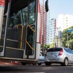 Ônibus do Consórcio Guaicurus bate na traseira de carro e causa tumulto na Afonso Pena