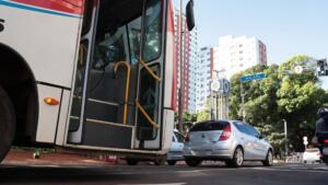Ônibus do Consórcio Guaicurus bate na traseira de carro e causa tumulto na Afonso Pena