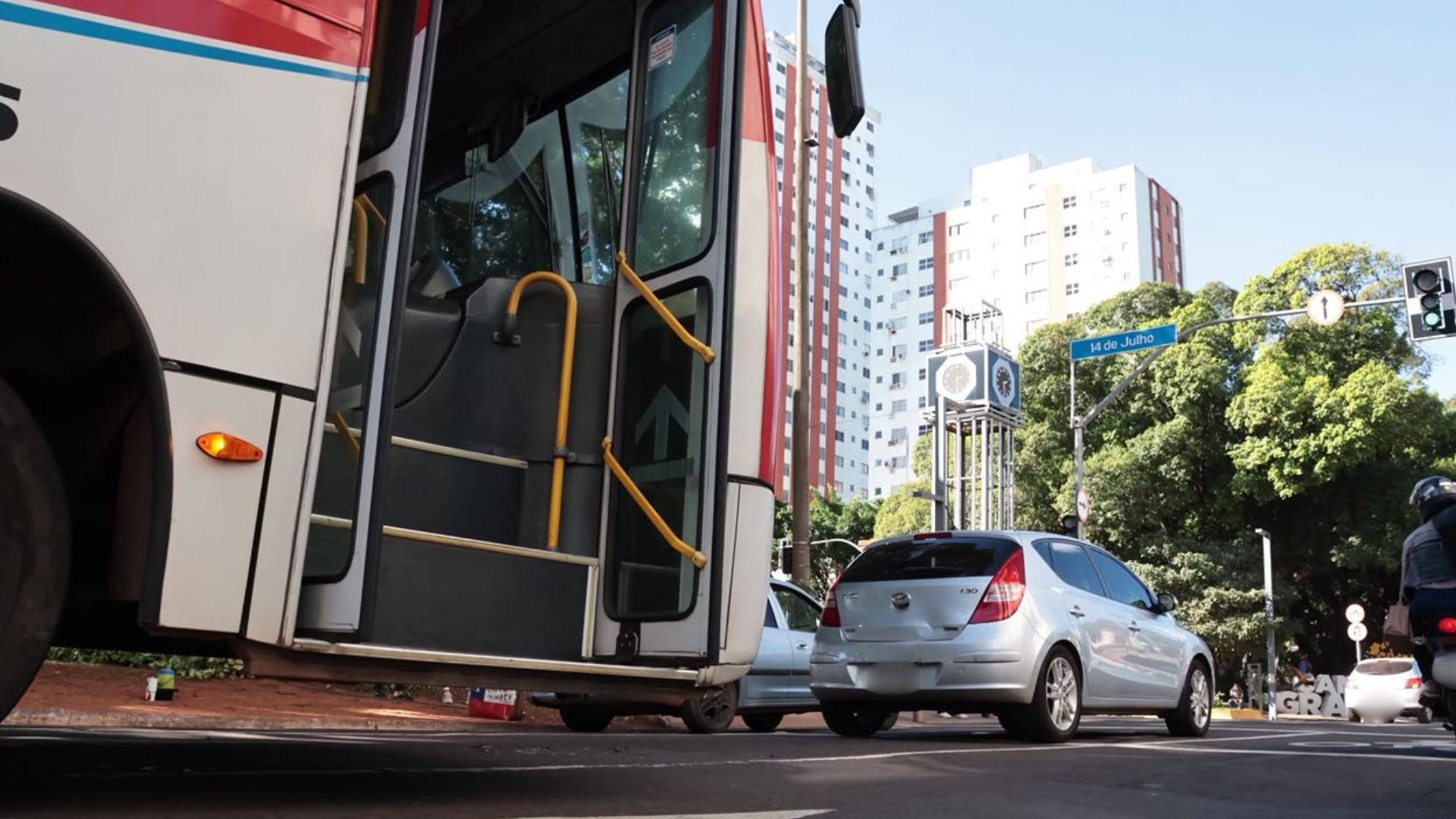 Ônibus do Consórcio Guaicurus bate na traseira de carro e causa tumulto na Afonso Pena