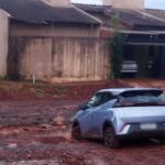 Motorista abandona carro elétrico após atolar durante o temporal em Campo Grande