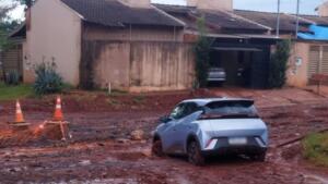 Motorista abandona carro elétrico após atolar durante o temporal em Campo Grande